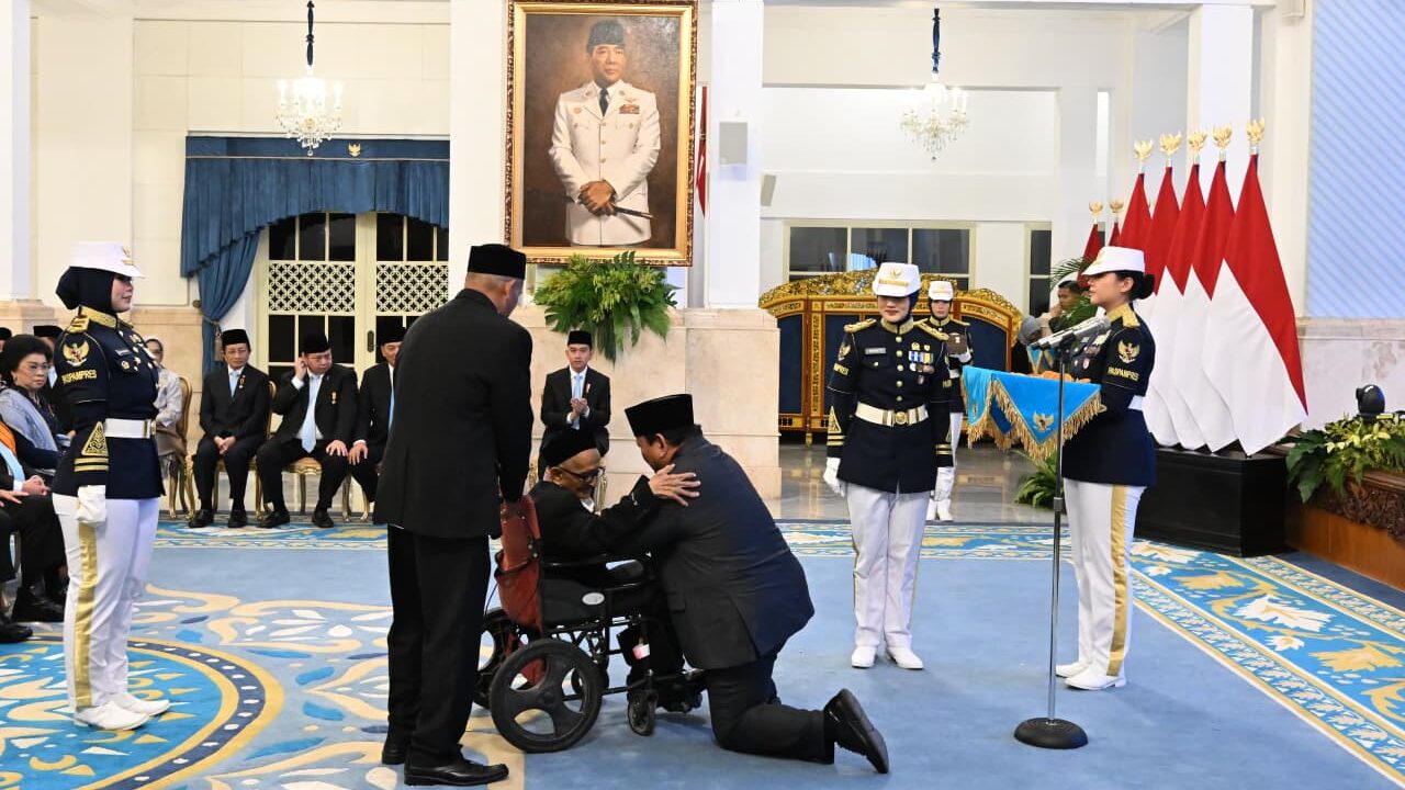 Presiden Prabowo Subianto menganugerahkan Bintang Jasa Utama kepada Teungku Nyak Sandang