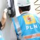 Petugas PLN memeriksa meteran listrik