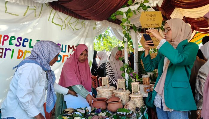 Perempuan Aceh: Penopang dalam Ekonomi; Senjang dalam Politik