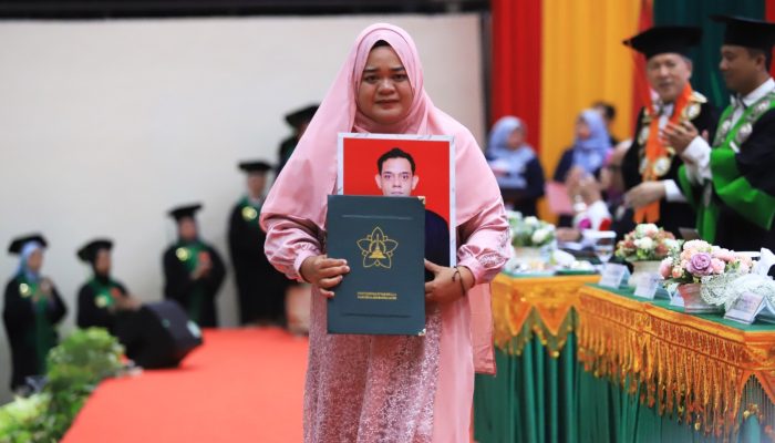 Kisah Haru Nurul saat Mengambil Ijazah Sang Adik di Wisuda USK