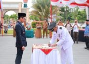 Bupati Aceh Barat, Tarmizi SP, melantik dan mengambil sumpah 100 pejabat di lingkungan Pemkab Aceh Barat di halaman Masjid Agung Baitul Makmur, Meulaboh