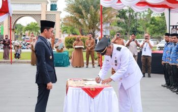 Bupati Aceh Barat, Tarmizi SP, melantik dan mengambil sumpah 100 pejabat di lingkungan Pemkab Aceh Barat di halaman Masjid Agung Baitul Makmur, Meulaboh