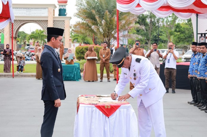 Bupati Aceh Barat, Tarmizi SP, melantik dan mengambil sumpah 100 pejabat di lingkungan Pemkab Aceh Barat di halaman Masjid Agung Baitul Makmur, Meulaboh