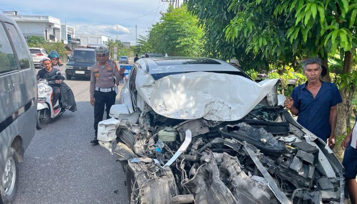 Mobil Ringsek Parah! Anggota DPRK Aceh Utara Selamat dari Tabrakan