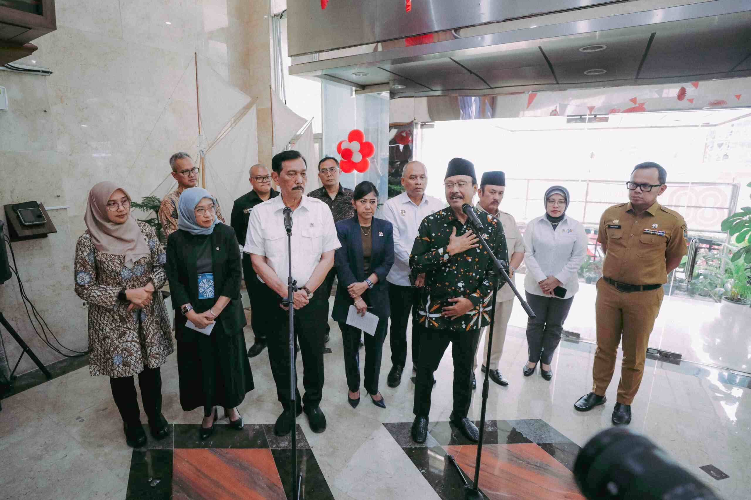 Ketua DEN, Luhut Binsar Pandjaitan, bersama Mensos Saifullah Yusuf