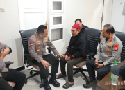 Kapolri Jenderal Listyo Sigit Prabowo, saat bertemu keluarga almarhum Affan Kurniawan di RSCM, Jakarta, Jumat (29/8/2025) dini hari