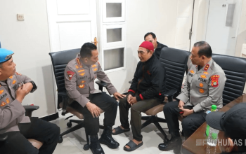 Kapolri Jenderal Listyo Sigit Prabowo, saat bertemu keluarga almarhum Affan Kurniawan di RSCM, Jakarta, Jumat (29/8/2025) dini hari