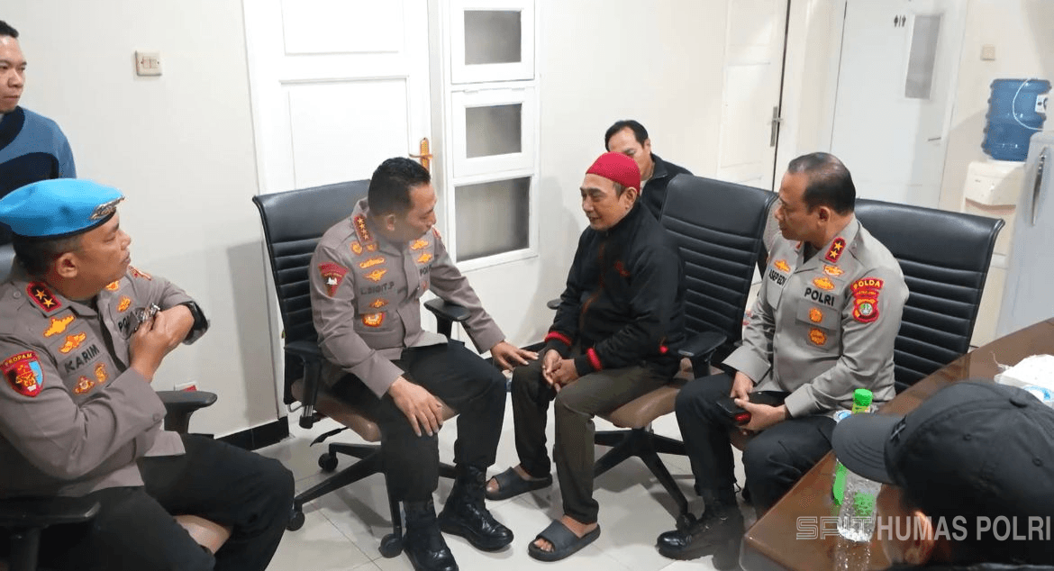 Kapolri Jenderal Listyo Sigit Prabowo, saat bertemu keluarga almarhum Affan Kurniawan di RSCM, Jakarta, Jumat (29/8/2025) dini hari