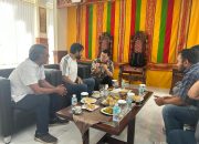 Manajemen PT Aceh Green Industry (AGI) bersama investor saat melakukan pertemuan dengan Gubernur Aceh Muzakir Manaf (Mualem) terkait rencana investasi pengolahan dan pemulihan baterai lithium.