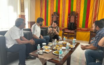 Manajemen PT Aceh Green Industry (AGI) bersama investor saat melakukan pertemuan dengan Gubernur Aceh Muzakir Manaf (Mualem) terkait rencana investasi pengolahan dan pemulihan baterai lithium.