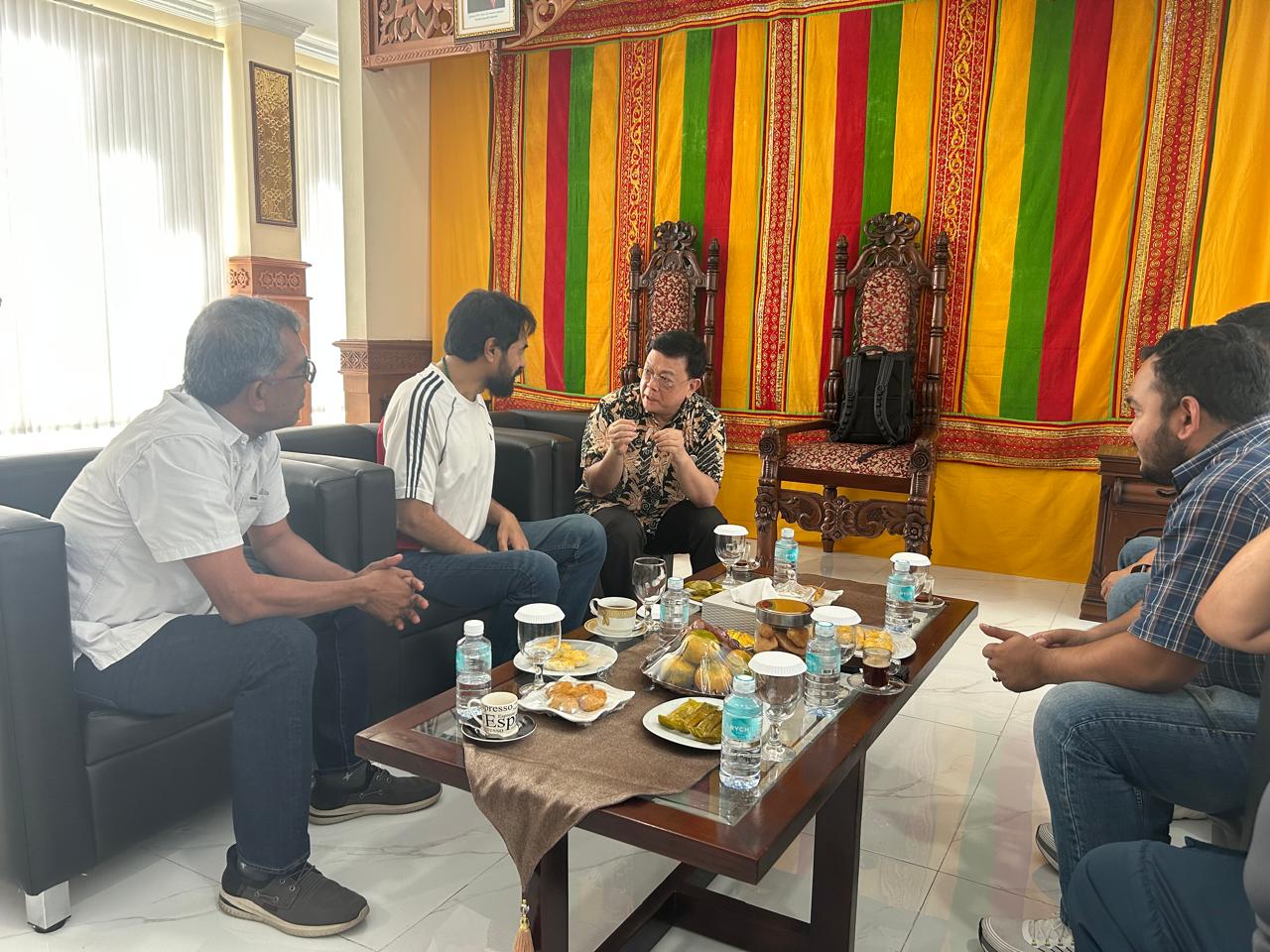 Manajemen PT Aceh Green Industry (AGI) bersama investor saat melakukan pertemuan dengan Gubernur Aceh Muzakir Manaf (Mualem) terkait rencana investasi pengolahan dan pemulihan baterai lithium.