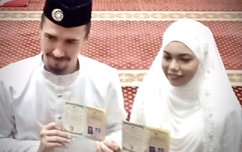 Pernikahan lintas negara antara seorang pemuda asal Rusia dengan gadis dari Lhokseumawe, di Masjid Oman Al Makmur, Banda Aceh
