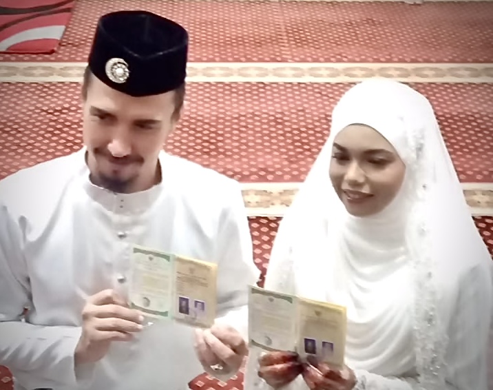 Pernikahan lintas negara antara seorang pemuda asal Rusia dengan gadis dari Lhokseumawe, di Masjid Oman Al Makmur, Banda Aceh