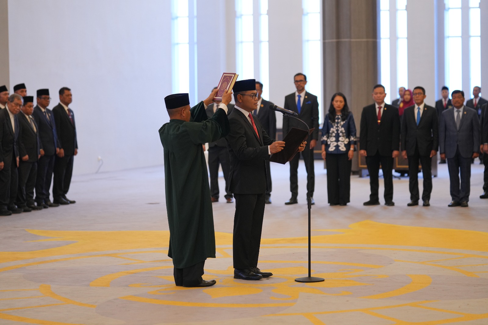 Ricky Perdana Gozali resmi menduduki kursi Deputi Gubernur Bank Indonesia usai mengucapkan sumpah jabatan di hadapan Ketua Mahkamah Agung, Prof. Dr. Sunarto, S.H., M.H., Senin, 11 Agustus 2025. (Foto: Departemen Komunikasi BI)