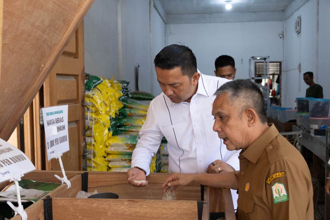 Dirreskrimsus Polda Aceh, Kombes Pol Zulhir Destrian, bersama Kepala Disperindag Aceh, saat melakukan pengecekan stok dan harga beras di pasar tradisional serta ritel modern di wilayah Banda Aceh dan Aceh Besar