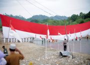 Viral! Pengibaran Merah Putih Raksasa Warnai Detik Proklamasi di Aceh Utara