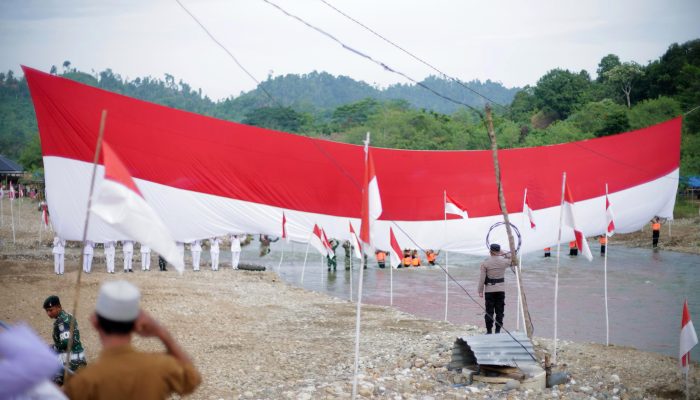 Viral! Pengibaran Merah Putih Raksasa Warnai Detik Proklamasi di Aceh Utara