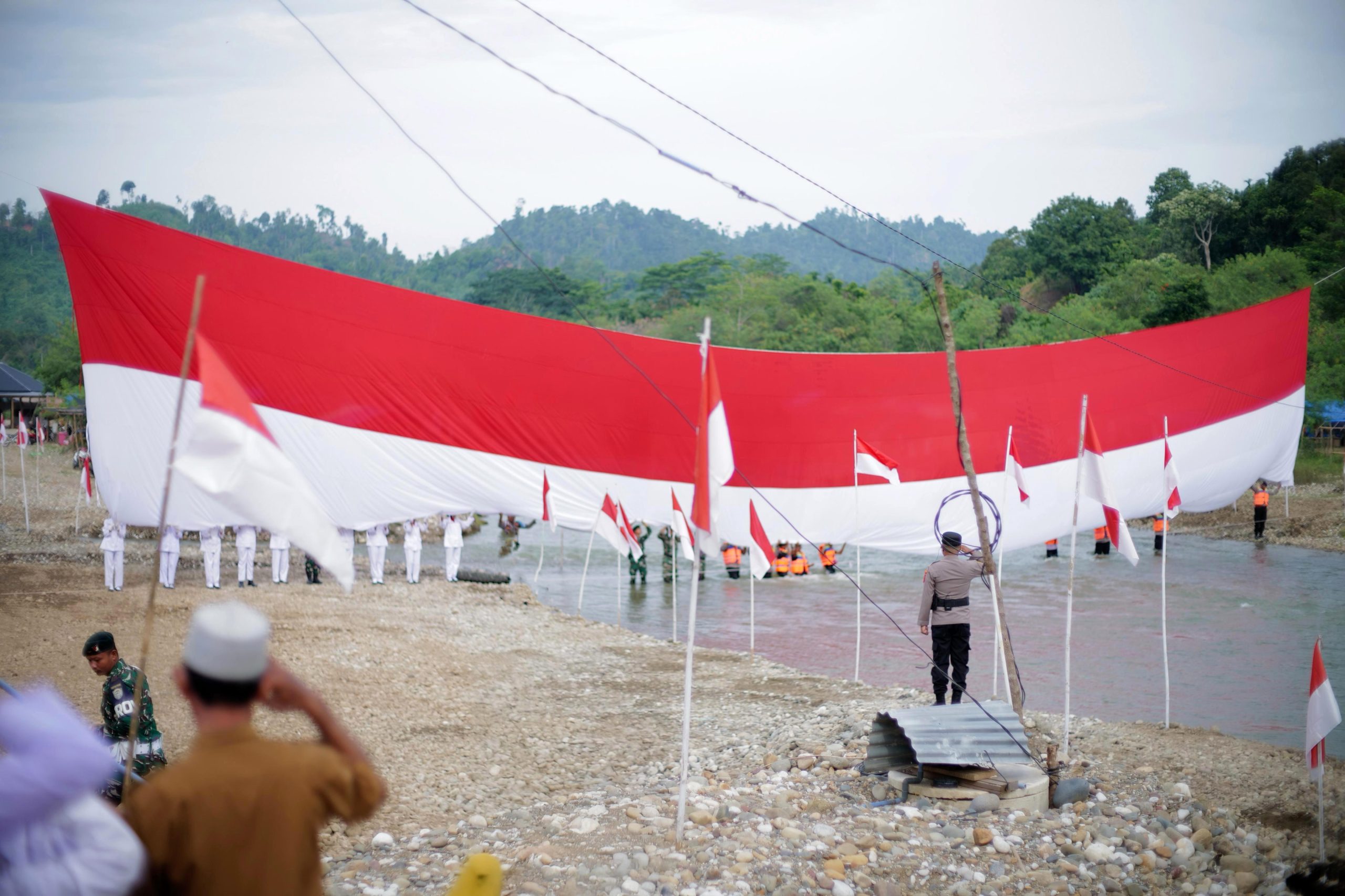 Pengibaran Bendera Merah Putih Raksasa di Aceh Utara