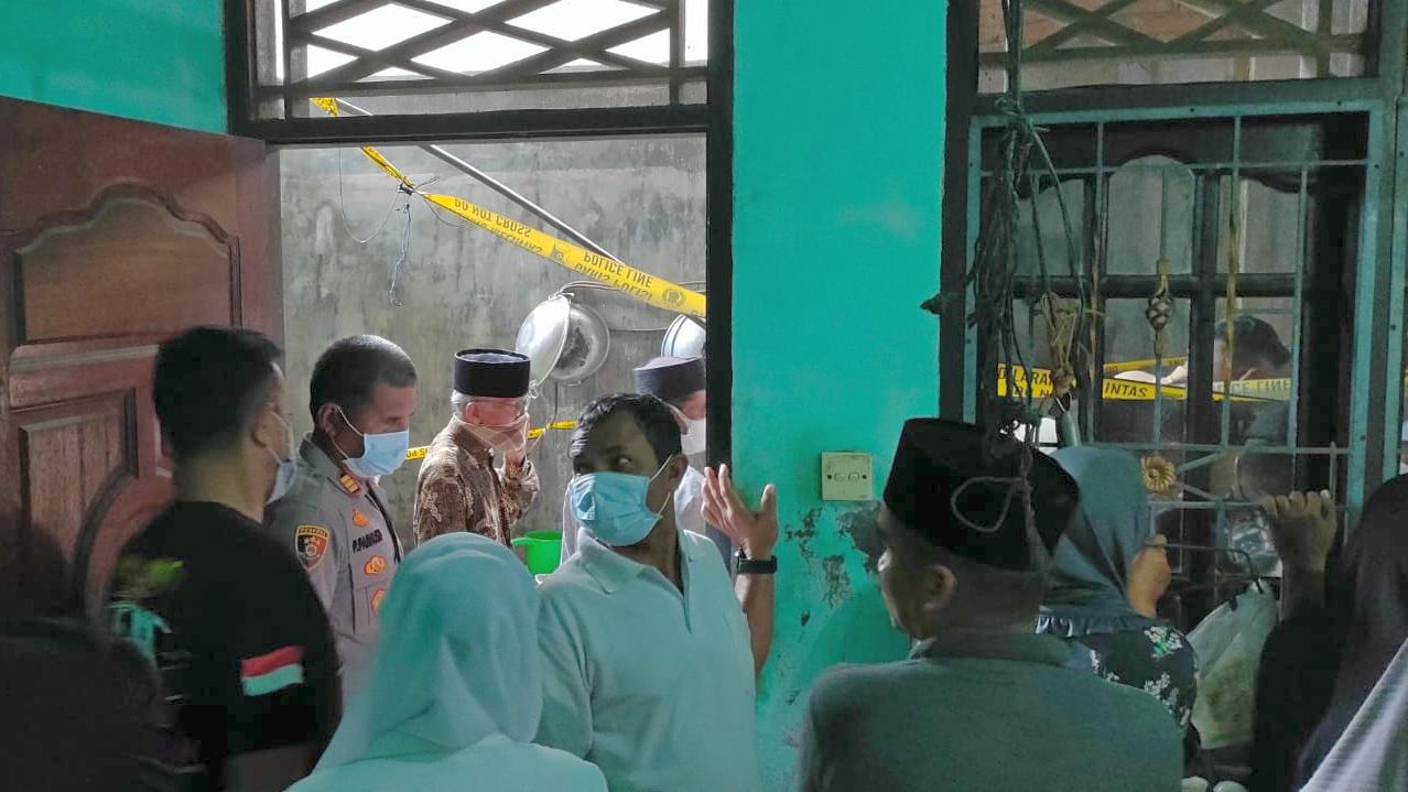 Personel kepolisian dan Tim Inafis melakukan olah tempat kejadian perkara (TKP) dan evakuasi jenazah