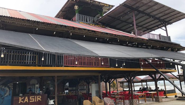 Menikmati Seafood di Tepian Pantai
