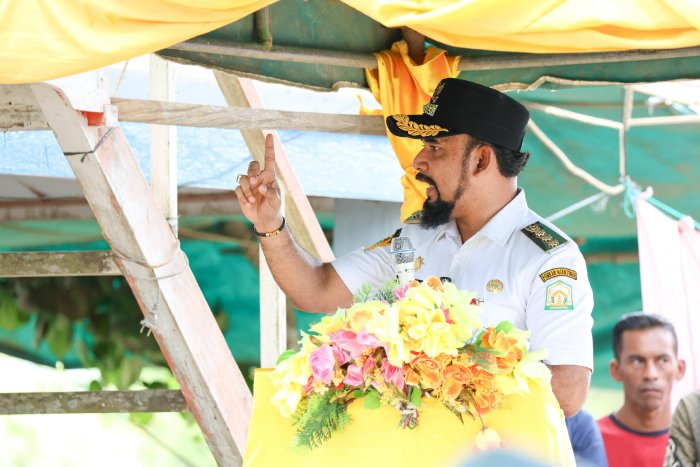 Bupati Aceh Timur, Iskandar Usman Al-Farlaky, saat hadir dalam acara syukuran penyelesaian adat Gampong Jeungki sekaligus Haul Teuku Chik Lamkapang ke-177 di Kecamatan Peureulak Timur