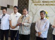 Menko Perekonomian Airlangga Hartarto didampingi para menteri memberikan keterangan pers terkait Paket Ekonomi dan Penyerapan Tenaga Kerja di Kantor Menko Perekonomian, Jakarta