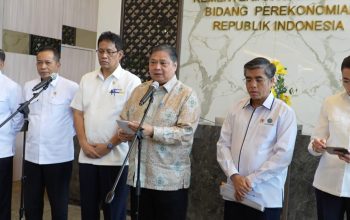 Menko Perekonomian Airlangga Hartarto didampingi para menteri memberikan keterangan pers terkait Paket Ekonomi dan Penyerapan Tenaga Kerja di Kantor Menko Perekonomian, Jakarta
