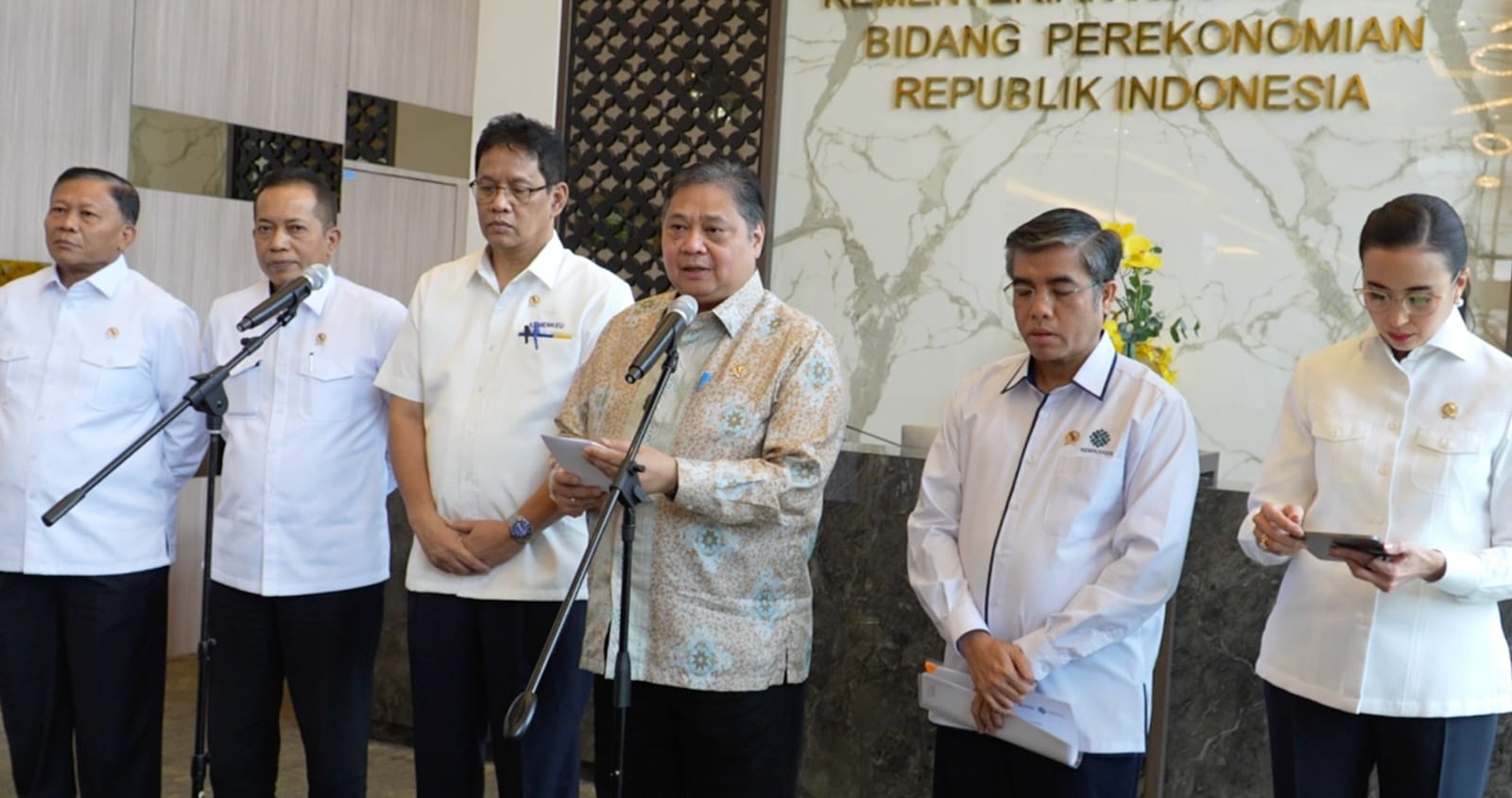 Menko Perekonomian Airlangga Hartarto didampingi para menteri memberikan keterangan pers terkait Paket Ekonomi dan Penyerapan Tenaga Kerja di Kantor Menko Perekonomian, Jakarta