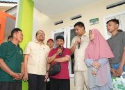 Menteri PKP dan Mendagri saat melakukan serah terima rumah bantuan pemerintah untuk keluarga almarhum Affan Kurniawan.