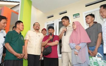 Menteri PKP dan Mendagri saat melakukan serah terima rumah bantuan pemerintah untuk keluarga almarhum Affan Kurniawan.