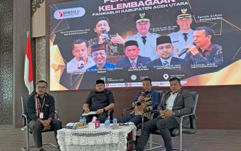 Yusriadi, Fauzan, dan Tajuddin menyampaikan materi dalam sesi pertama kegiatan "Penguatan Sinergisitas Kelembagaan dalam Membangun Strategi Pengawasan Pemilu" yang digelar Bawaslu Aceh Utara di Aula Setdakab, Lhoksukon, Senin (29/9/2025).