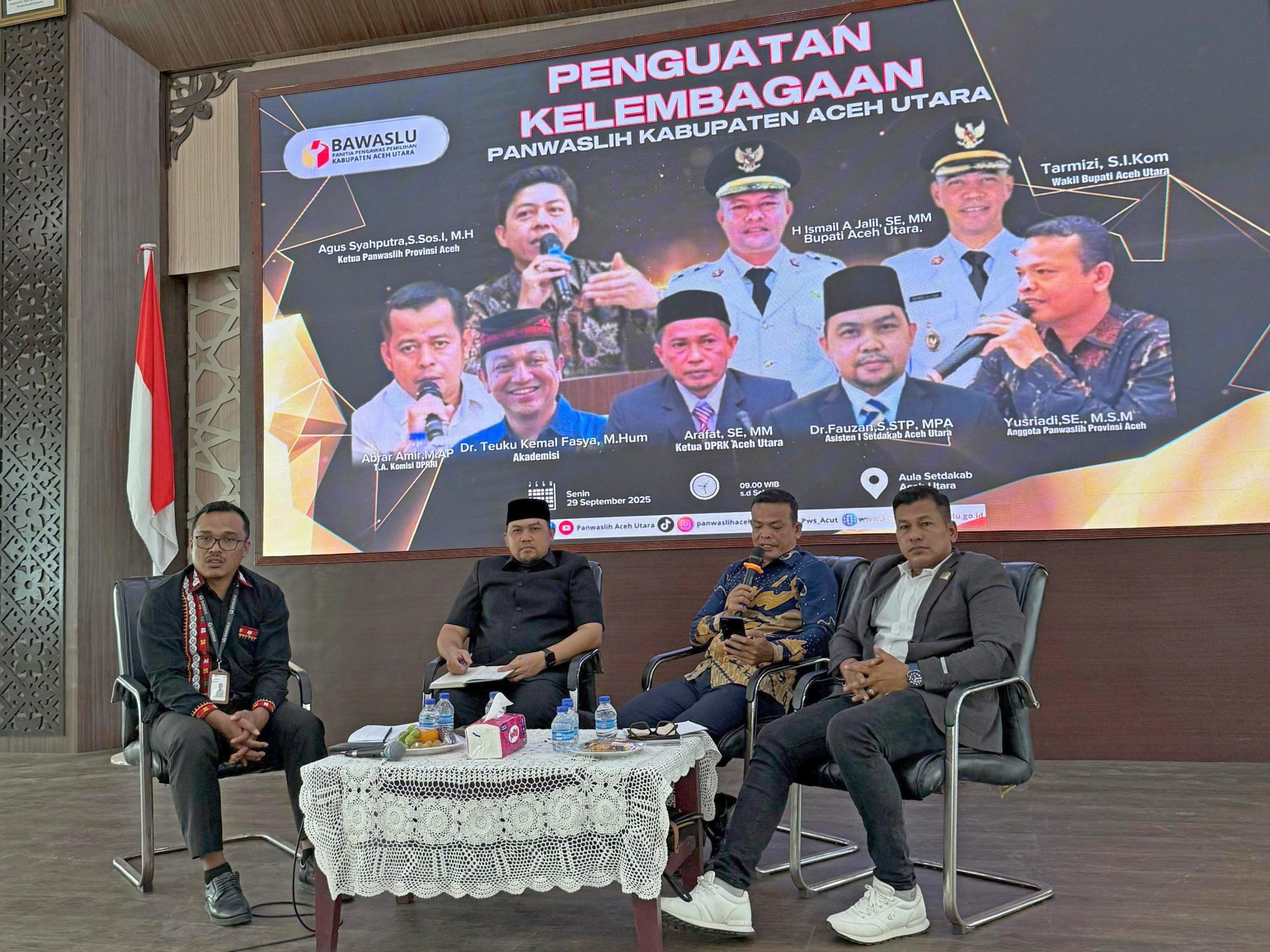 Yusriadi, Fauzan, dan Tajuddin menyampaikan materi dalam sesi pertama kegiatan "Penguatan Sinergisitas Kelembagaan dalam Membangun Strategi Pengawasan Pemilu" yang digelar Bawaslu Aceh Utara di Aula Setdakab, Lhoksukon, Senin (29/9/2025).