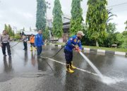 Petugas Damkar BPBD Aceh Barat, melakukan upaya pembersihan badan jalan akibat tumpahan minyak solar di ruas jalan nasional, Desa Gampong Darat, Kecamatan Johan Pahlawan, Meulaboh, Aceh Barat, Selasa (2/9/2025) sore