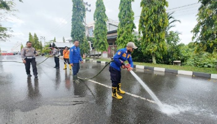 BPBD Aceh Barat Tangani Tumpahan Minyak di Jembatan Besar Meulaboh