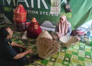 Cut Maneh, pengelola UMKM kerajinan tangan yang berlokasi di Lamjamee Dayah, Simpang Tiga, Aceh Besar.