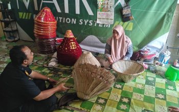 Cut Maneh, pengelola UMKM kerajinan tangan yang berlokasi di Lamjamee Dayah, Simpang Tiga, Aceh Besar.