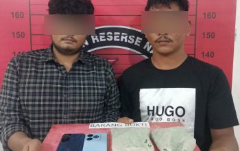 Dua pria yang diduga merupakan pengedar narkotika jenis pil ekstasi bersama barang bukti diamankan di Mapolres Aceh Utara, Lhoksukon.