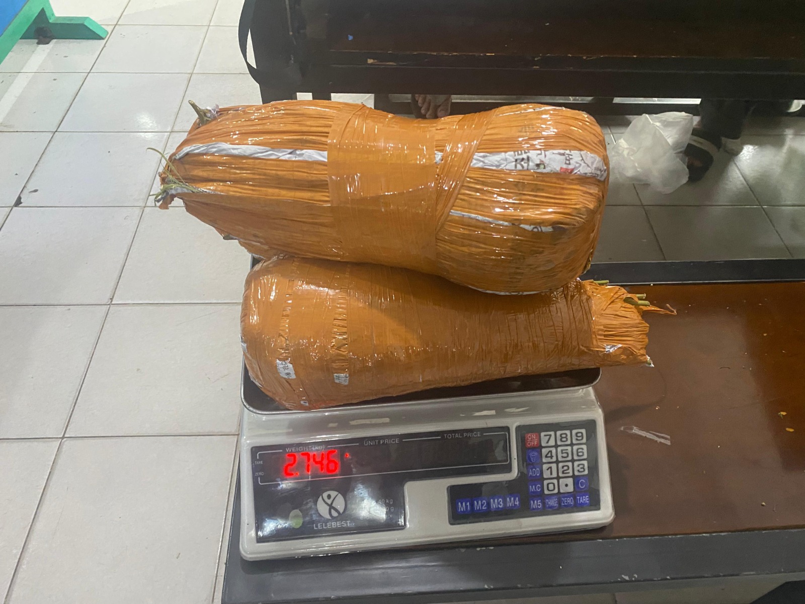 Barang bukti narkotika jenis ganja seberat 2,7 kilogram bersama tersangka telah diamankan di Mapolres Aceh Utara, Lhoksukon
