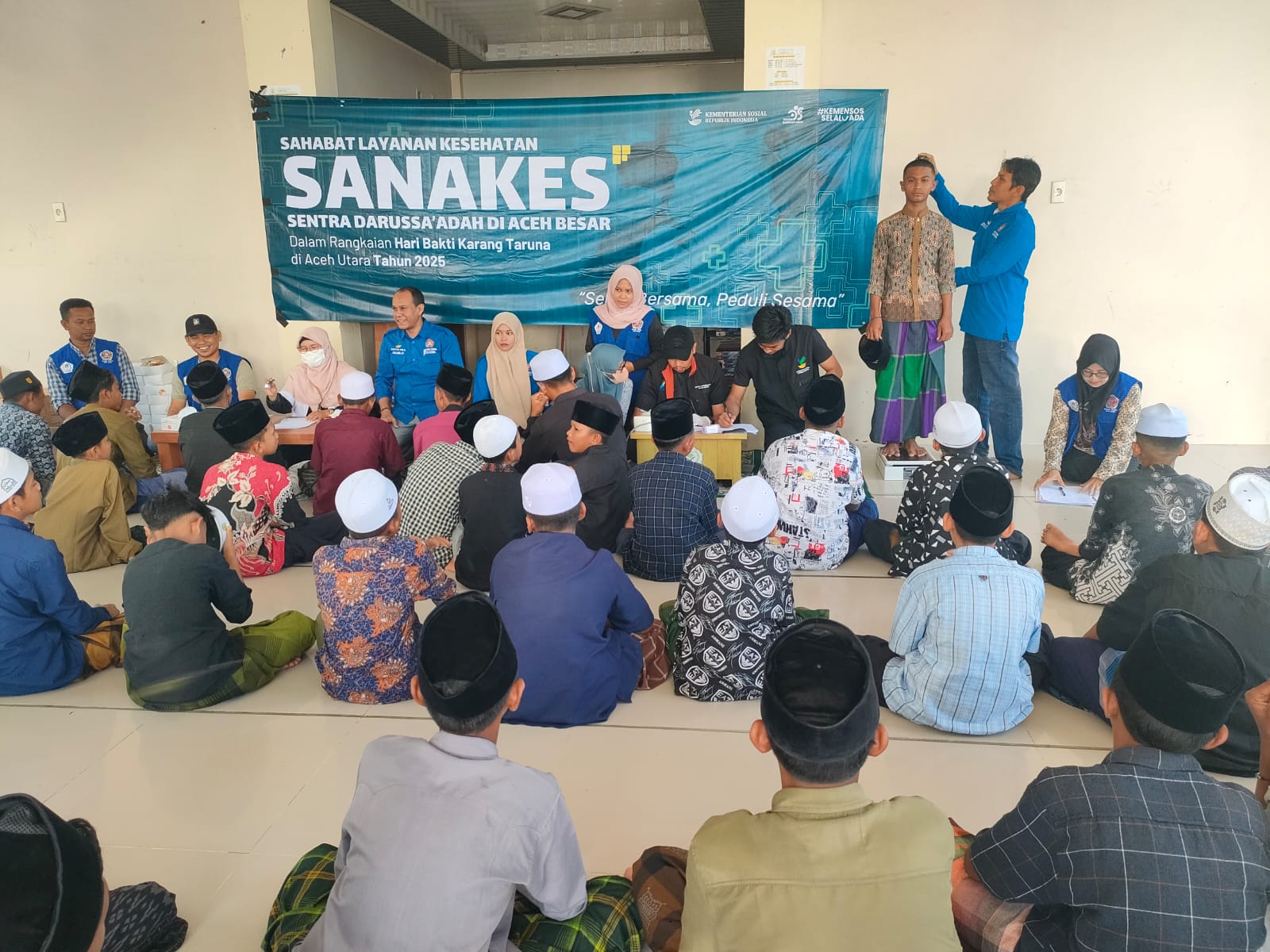 Kementerian Sosial melalui Sentra Darussa’adah Aceh Besar dan Karang Taruna Aceh Utara menggelar kegiatan Pemeriksaan Kesehatan dan Pengobatan Gratis bagi anak yatim piatu, anak putus sekolah, dan anak terlantar di Kompleks Dayah Raudhatul Huda Desa Matang Cibrek, Kecamatan Tanah Luas