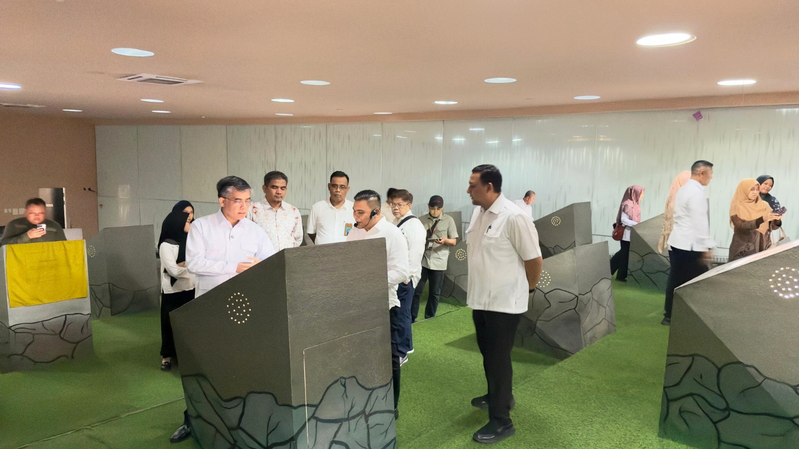 Menteri Ketenagakerjaan RI, Prof. Yassierli, saat berkunjung ke Museum Tsunami Aceh
