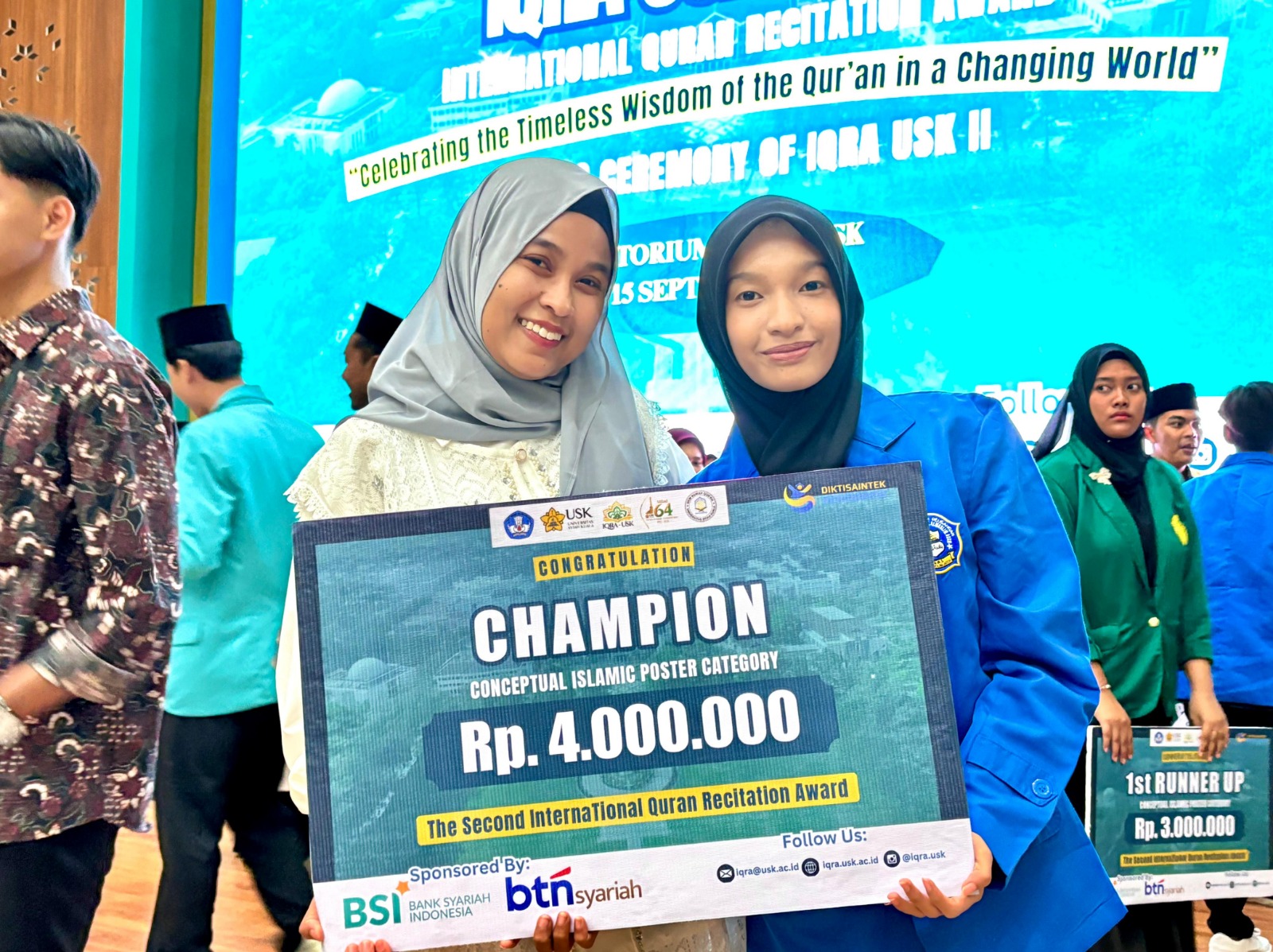 Niswatul Khaira, Mahasiswi Universitas Islam Aceh (UIA), berhasil meraih juara pertama dalam cabang Conceptual Islamic Poster pada ajang The Second International Qur’an Recitation Awards (2nd IQRA) yang diselenggarakan oleh Universitas Syiah Kuala (USK)