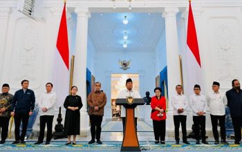 Presiden Prabowo Subianto memberikan keterangannya bersama pimpinan lembaga negara dan ketua umum partai politik di Istana Merdeka, Jakarta