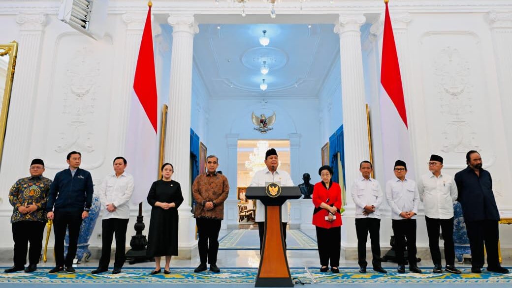 Presiden Prabowo Subianto memberikan keterangannya bersama pimpinan lembaga negara dan ketua umum partai politik di Istana Merdeka, Jakarta