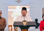 Presiden Prabowo Subianto memberikan keterangan media bersama pimpinan lembaga negara dan ketua umum partai politik di Istana Merdeka, Jakarta