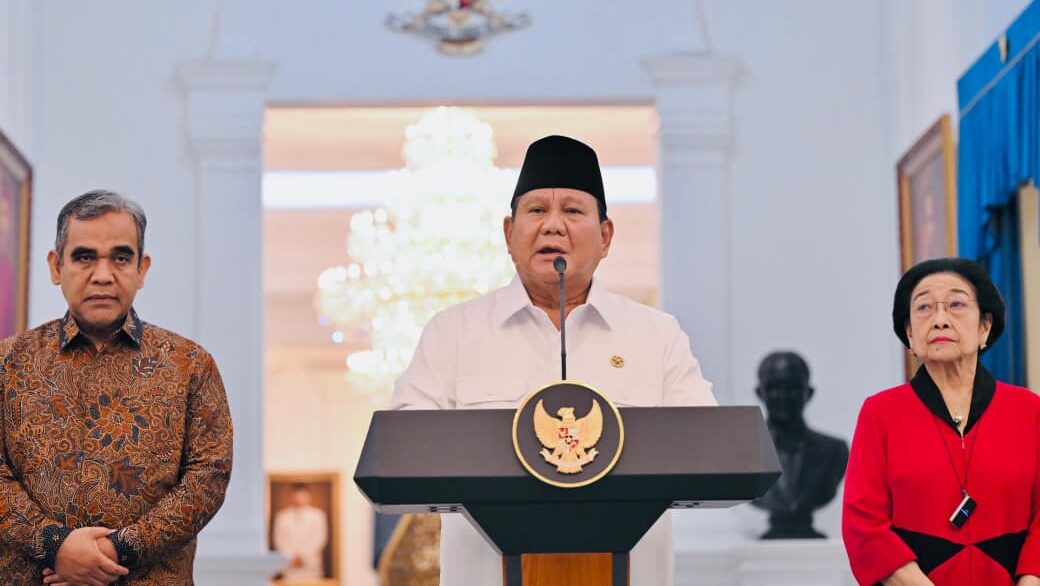 Presiden Prabowo Subianto memberikan keterangan media bersama pimpinan lembaga negara dan ketua umum partai politik di Istana Merdeka, Jakarta