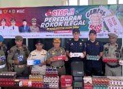 Petugas memperlihatkan berbagai merek rokok ilegal yang berhasil disita dalam operasi pasar dari 8 hingga 9 September 2025 di berbagai kecamatan di Kabupaten Aceh Jaya