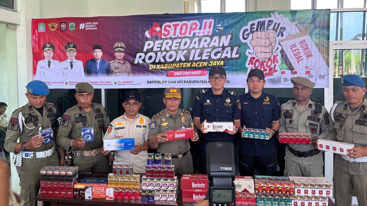 Petugas memperlihatkan berbagai merek rokok ilegal yang berhasil disita dalam operasi pasar dari 8 hingga 9 September 2025 di berbagai kecamatan di Kabupaten Aceh Jaya