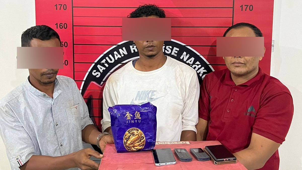 Tiga tersangka pengedar sabu yang ditangkap dalam penggerebekan di sebuah dapur pembuatan batu bata di Aceh Utara