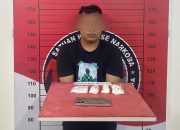 Tersangka dan barang bukti empat bungkus sabu seberat 1,4 ons diamankan di Mapolres Aceh Utara, Lhoksukon