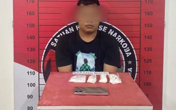 Tersangka dan barang bukti empat bungkus sabu seberat 1,4 ons diamankan di Mapolres Aceh Utara, Lhoksukon